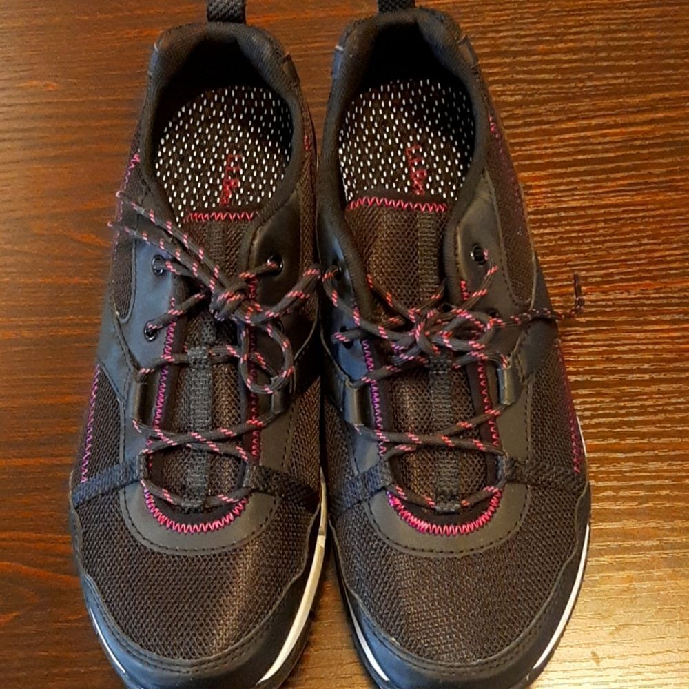 LL Bean 9.5 Athletic Womens Sport Shoe NWOT